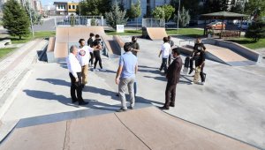 Başkan Palancıoğlu'ndan kaykaycı gençlere parkur yenileme sözü