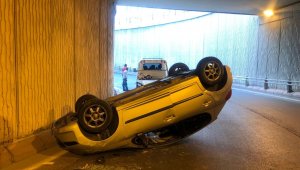 Islak yolda kayan araç ters döndü: 1 yaralı