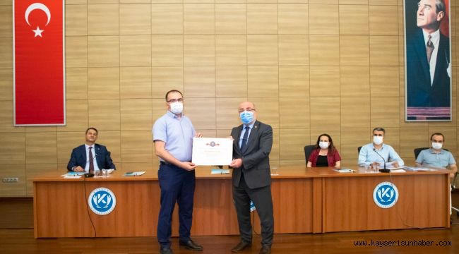 Kayseri Üniversitesi'ne engelsiz üniversite işareti olan 'Turuncu Bayrak' ödülü