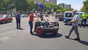 Kayseri'de otomobiller çarpıştı: 5 yaralı