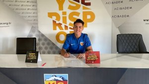 Kayserispor 3 futbolcuyu profesyonel yaptı