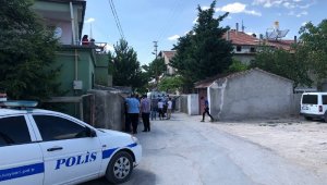 Kendisine baltayla saldıran oğlunu vurarak öldürdü