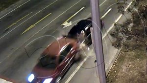 Kırmızı ışıkta bekleyen araca böyle çarptı