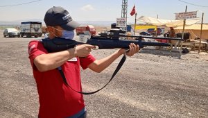 Kurban yakalama timi enjektörlü havalı tüfek ile pazarda nöbet tutuyor