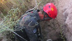 Oyun oynarken bileğine plastik kelepçe sıkışan Hazal'ı itfaiye kurtardı