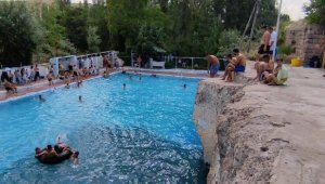 Sıcaktan bunalan vatandaşlar 400 yıllık 'Keşişin Havuzu'na akın etti