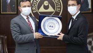 Türkmenistan Büyükelçisi İşankuli Amanlıyev, Rektör Çalış'ı ziyaret etti