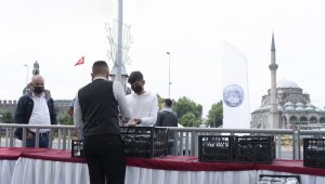 Başkan Büyükkılıç vatandaşlara aşure dağıttı
