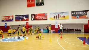Başkan ve rektör basketbolcularla buluştu