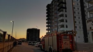 Çatıya çıkan şahsı polis ikna etti