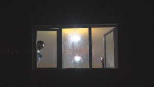 Eğlenmek için geldiği evde genç kızın katili oldu