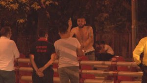 Elinde bıçakla köprüye çıkan şahıs ikna edildi