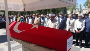 Evinde ölü bulunan Kıbrıs gazisi son yolculuğuna uğurlandı