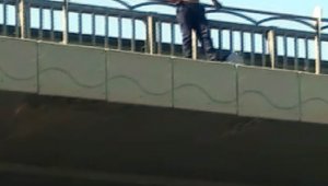 İntihar etmek isteyen şahıs, kendini üst geçitten şişme çadıra bıraktı