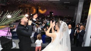 Kayserili sanatçı kendi düğününde sahne aldı