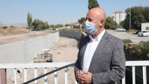 Kocasinan'da kanallar düzenli olarak hem ilaçlanıyor hem temizleniyor
