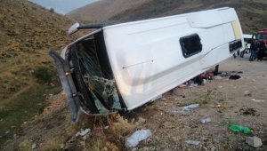 Kuran kursu öğrencilerini taşıyan midibüs dere yarağına devrildi: 29 yaralı