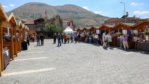 Maharetli Eller yapıyor, pazarda alıcısıyla buluşuyor