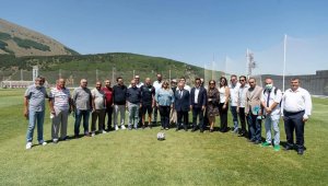 Memduh Büyükkılıç, gazetecileri Yüksek İrtifa Kamp Merkezi'nde ağırladı