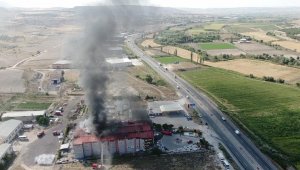 Mobilya fabrikasında çıkan yangına 10 araç ile 42 itfaiye personeli müdahale etti