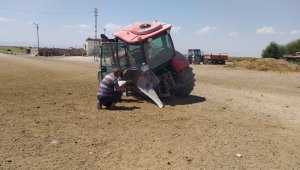 Seyir halindeki traktörün tekerleği çıktı