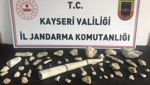 Şüpheli araçtan 44 parça fosil çıktı