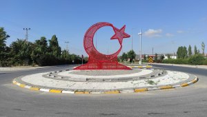 Tomarza girişine ışıklı dev Türk Bayrağı yerleştirildi