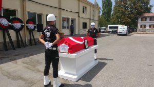 Trafik kazasında hayatını kaybeden polis memuruna gözü yaşlı veda