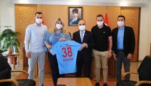 Vali Günaydın'a Kayserispor forması