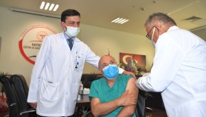 Vekilin aşısını doktor belediye başkanı yaptı