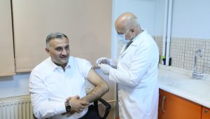 Başkan Cabbar'a aşısını Milletvekili Tamer yaptı