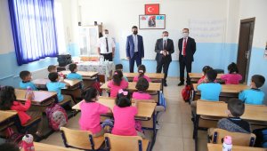 Başkan Mehmet Cabbar ilk ders gününde öğrencilerle