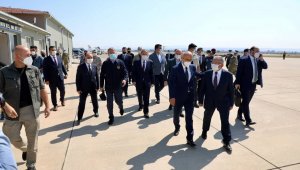 Büyükkılıç, Afganistan tahliyesi uçuş ekiplerinin bakanlarla birlikte karşıladı