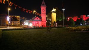 Büyükşehir 'DMD' hastalığına kayıtsız kalmadı, şehri kırmızıya bürüdü