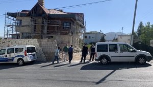 Çalıştığı inşaatta zemine çakılan işçi ağır yaralandı