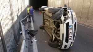 Devrilen otomobilden yara almadan kurtuldu