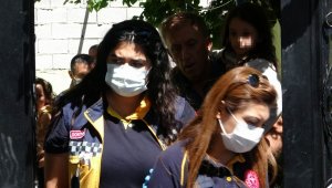 Eşini ve çocuklarını yakmak isteyen şahsı polis engelledi