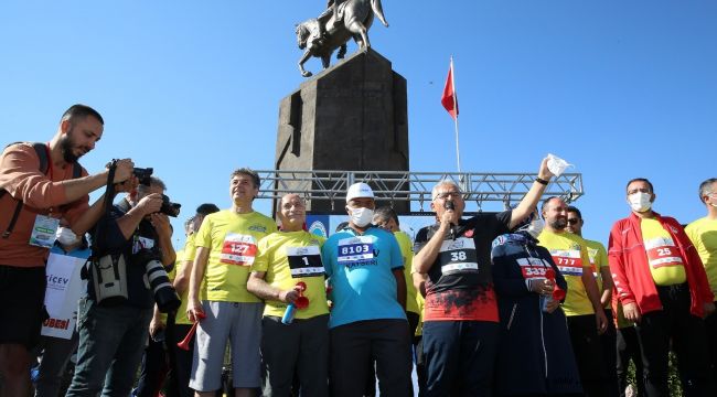 İstikbal Kayseri Yarı Maratonu şampiyon sporcuları ağırladı