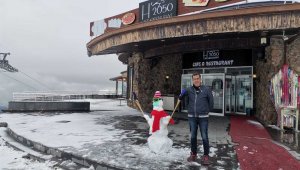 Kayseri'de sezonun ilk kardan adamı Erciyes'te yapıldı