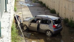 Otomobil kanala uçtu: 2 yaralı