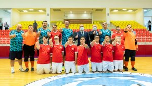 Vali Günaydın, Down Sendromlular Futsal Milli Takımının Antrenmanını İzledi