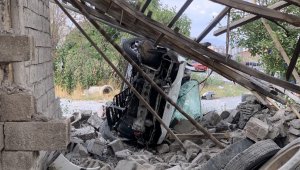 Yoldan çıkan otomobil yan yatarak bahçeye girdi: 2 yaralı