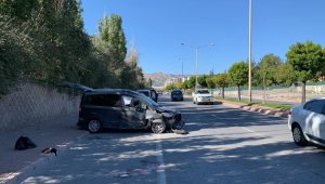 Yolun karşısına geçmeye çalışan aileye araç çarptı: Anne ağır, 3 çocuğu yaralı