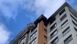 13. katta çıkan yangın itfaiye tarafından söndürüldü