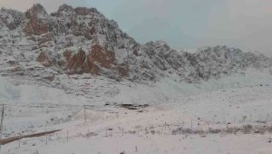 Aladağlar'da kar sürprizi