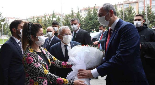 Bakan Gül Kayseri Büyükşehir Belediyesi'ni ziyaret etti