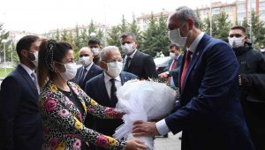 Bakan Gül Kayseri Büyükşehir Belediyesi'ni ziyaret etti