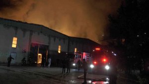 Kayseri'de fabrika yangını: alevler geceyi aydınlattı
