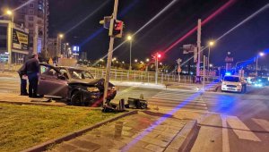 Kontrolü kaybolan otomobil direğe çarptı: 2 yaralı