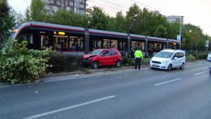 Kontrolü kaybolan otomobil tramvay yoluna uçtu